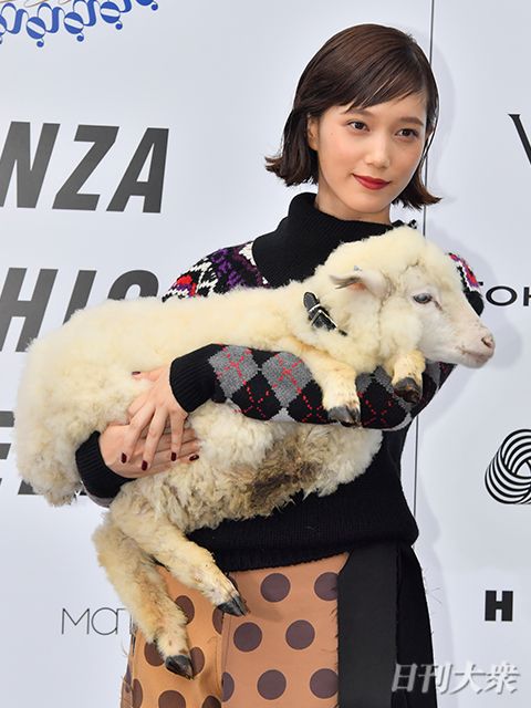 本田翼“子羊抱っこ”のかわいすぎるコラボで、会場のファンを魅了の画像001