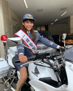 岡副麻希、ミニスカートでバイクにまたがる婦人警官姿に興奮「色っぽい」「逮捕されたい」