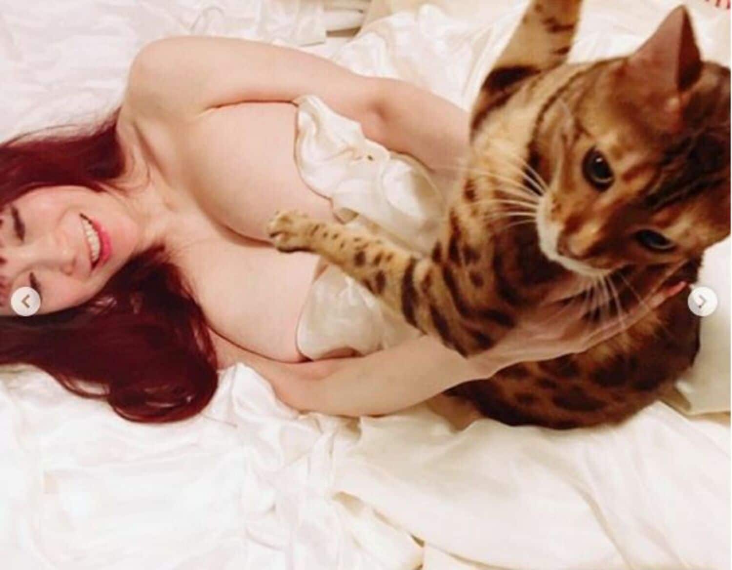 叶美香“猫とベッドで戯れる”セクシーショット公開「気持ちいい」の画像