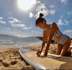 深田恭子“こんがり日焼けの水着姿”でビーチで四つん這いに！