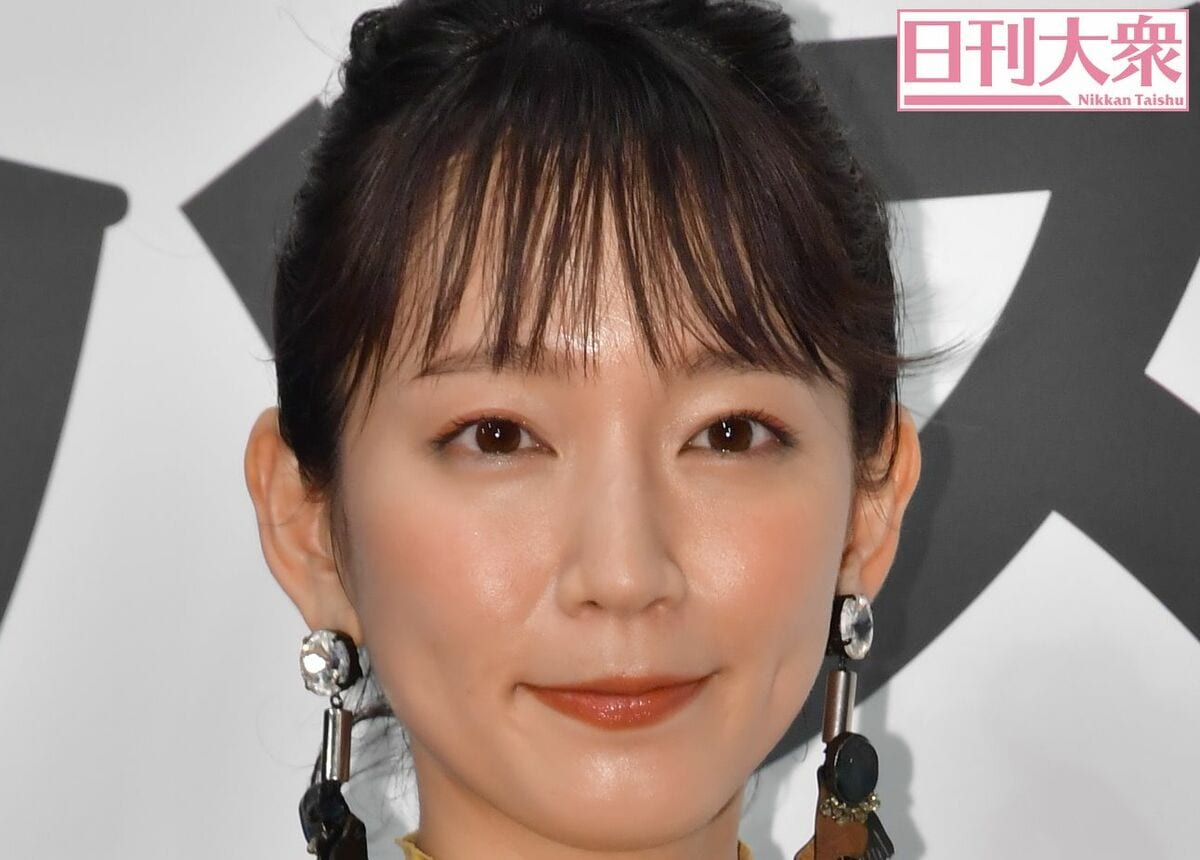 「絶対領域発見」吉岡里帆、“胸元超ざっくり＆大胆すぎる太もも”のマイクロミニ大人コーデショット！「ミニーちゃんヤキモチ妬いちゃうね」 日刊大衆