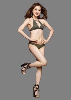 「10.5キロ減量」の菊地亜美、水着でスレンダーボディ解放！
