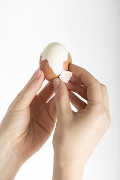 【動画】超簡単！ ゆで卵を「一瞬でつるん」と剥いちゃう裏技