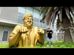 ヒカキン「壮大な無駄遣い」3mの巨大な金ピカ“ヒカキン像”をはじめしゃちょーの3億円豪邸にドッキリ設置
