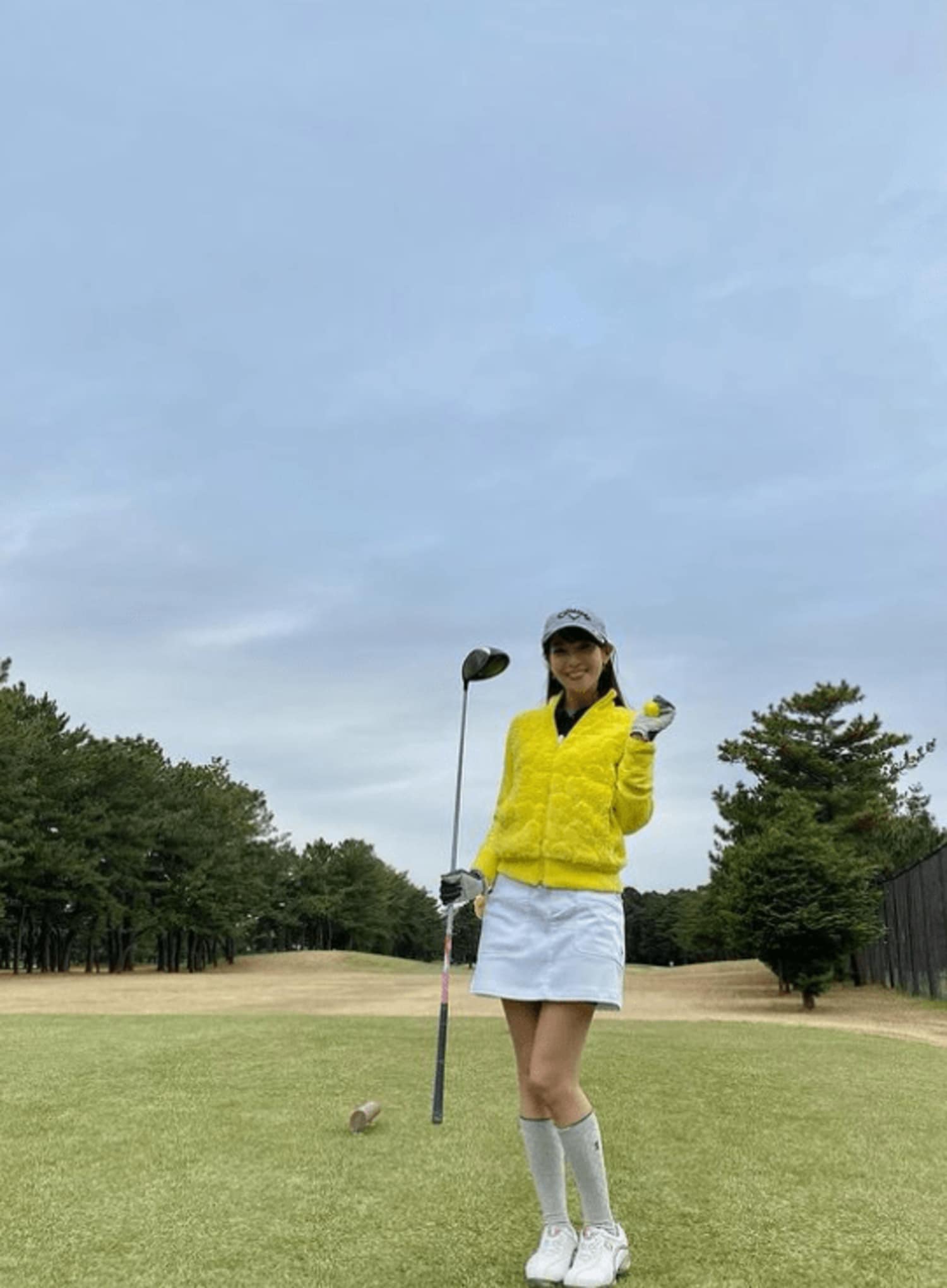 鷲見玲奈、ゴルフ中のミニスカ美脚ショット公開！「なんだか癖になりそう」の画像