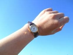 世界中の男性が腕時計をしはじめたのは、あの「高級ブランド」のせいだった！