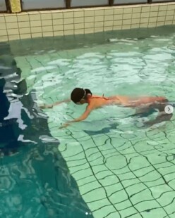 岡副麻希、“人魚水着”で泳ぐ動画が「まるでアリエル」と話題に