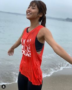 岡副麻希のスレンダーボディがくっきり「水着＆濡れシャツ」ショットを公開