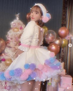 三上悠亜、“クリスマスプリンセス風”ドレスで美背中チラリ「お人形さんみたい」