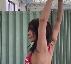 岡副麻希、水着姿で“美しすぎる肩甲骨”を披露「えぐぃー」「魅せる背中」