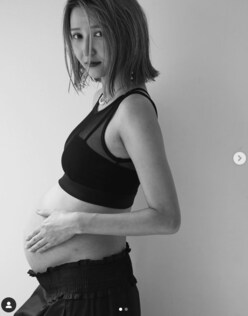 滝川クリステルの義妹・モデル美優、臨月の“水着マタニティフォト”公開！「Lサイズでギリッギリ入った」