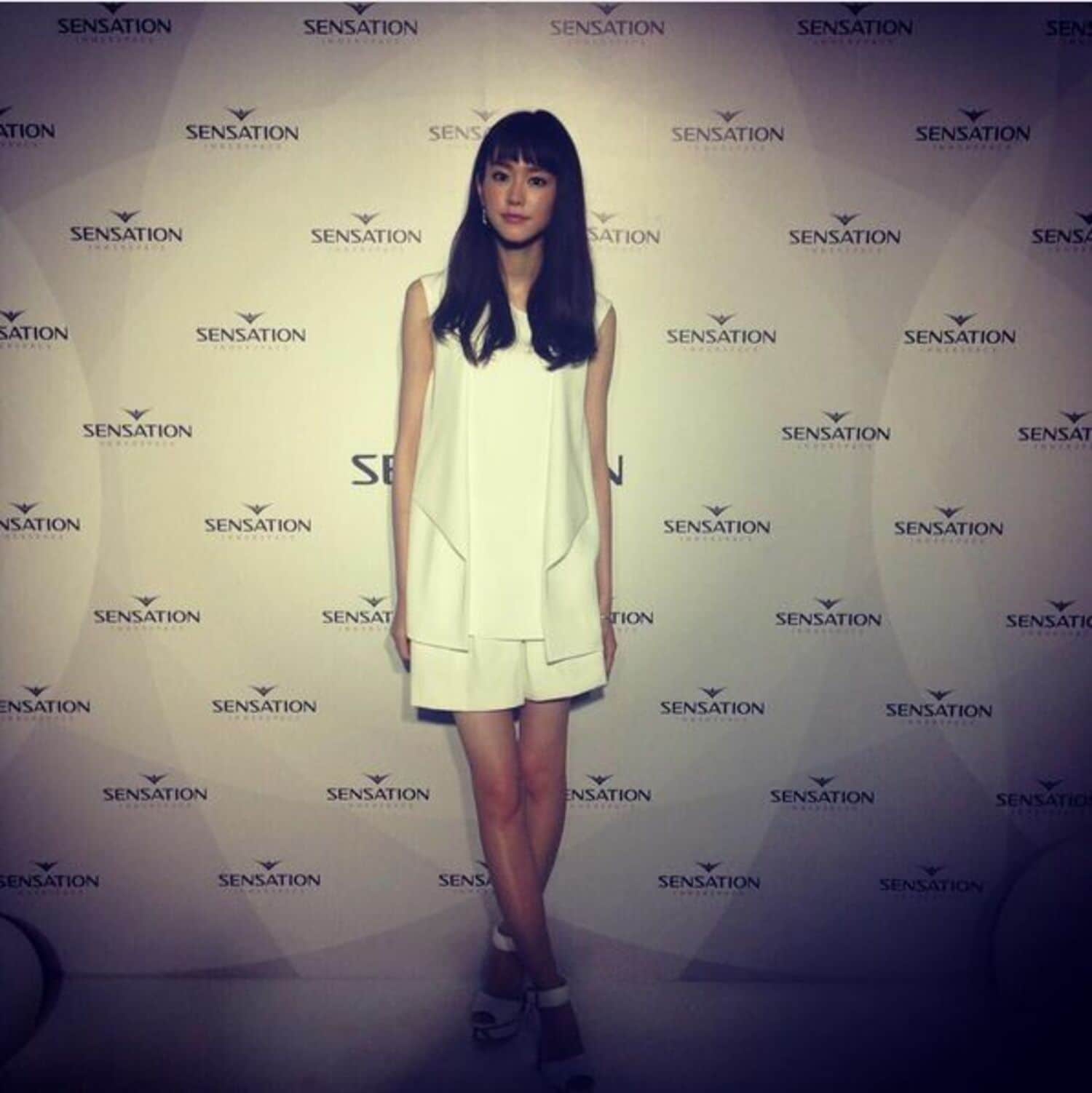 桐谷美玲の純白ショートパンツ姿が「キュートすぎ」と大好評の画像