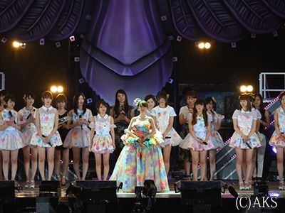 AKB48大島優子が卒業コンサート 263人のメンバーと握手で別れの画像013