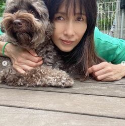 工藤静香、自宅の庭で“愛犬トラブル”!!「フガフガ」「落ち着いて」