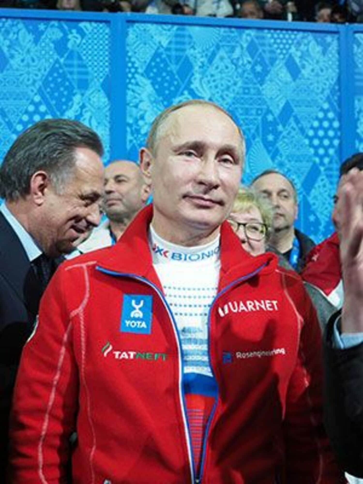 日刊大衆独占入手！キスしても目はぜんぜん笑ってない!? プーチン大統領「一般女性にマッチョKISS」の画像