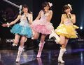 HKT48 5周年記念特別公演で「ウィンブルドンへ連れて行って」を歌う左から小田彩加、武田智加、月足天音