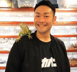「爬虫類飼育初心者の皆さんぜひお店にお越しください」OKAHAKOふーじー「爬虫類専門店を開いた会社員の巻」珍談案内人・吉村智樹のこの人、どエライことになってます！