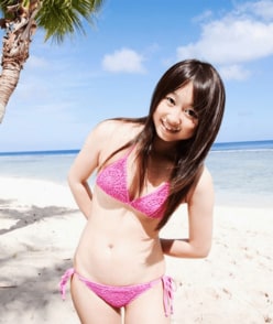 “整形10回以上”元AKB48小林香菜、10年前の水着写真に「ゲボ吐くくらい可愛くない」