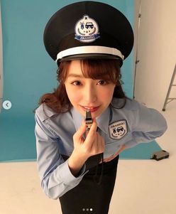 宇垣美里、“あざとかわいい”婦人警官コスに「逮捕して」「みな実に負けるな」