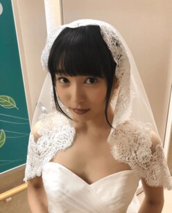 桜井日奈子、胸元セクシーなウェディングドレス姿にファン興奮「かわいすぎて犯罪」