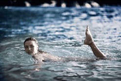 ミランダ・カー、美しく泳ぐ“リアル人魚”ショットにくぎづけ