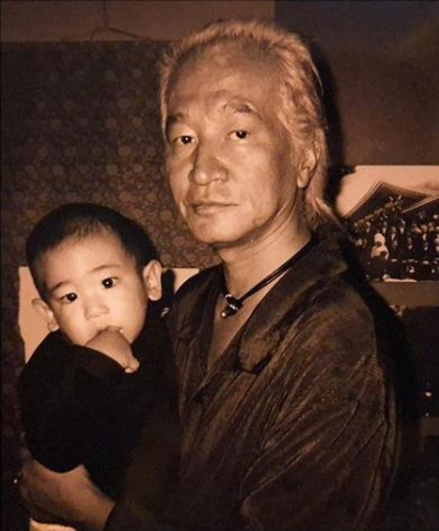 “孫を抱っこ”内田裕也さんの家族写真に「涙が出る」と反響の画像