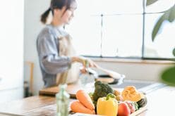 サラリーマンは1日2食で十分？生野菜の正しい食べ方、食中酒のススメ…日本人の9割が知らない！間違いだらけの健康習慣20