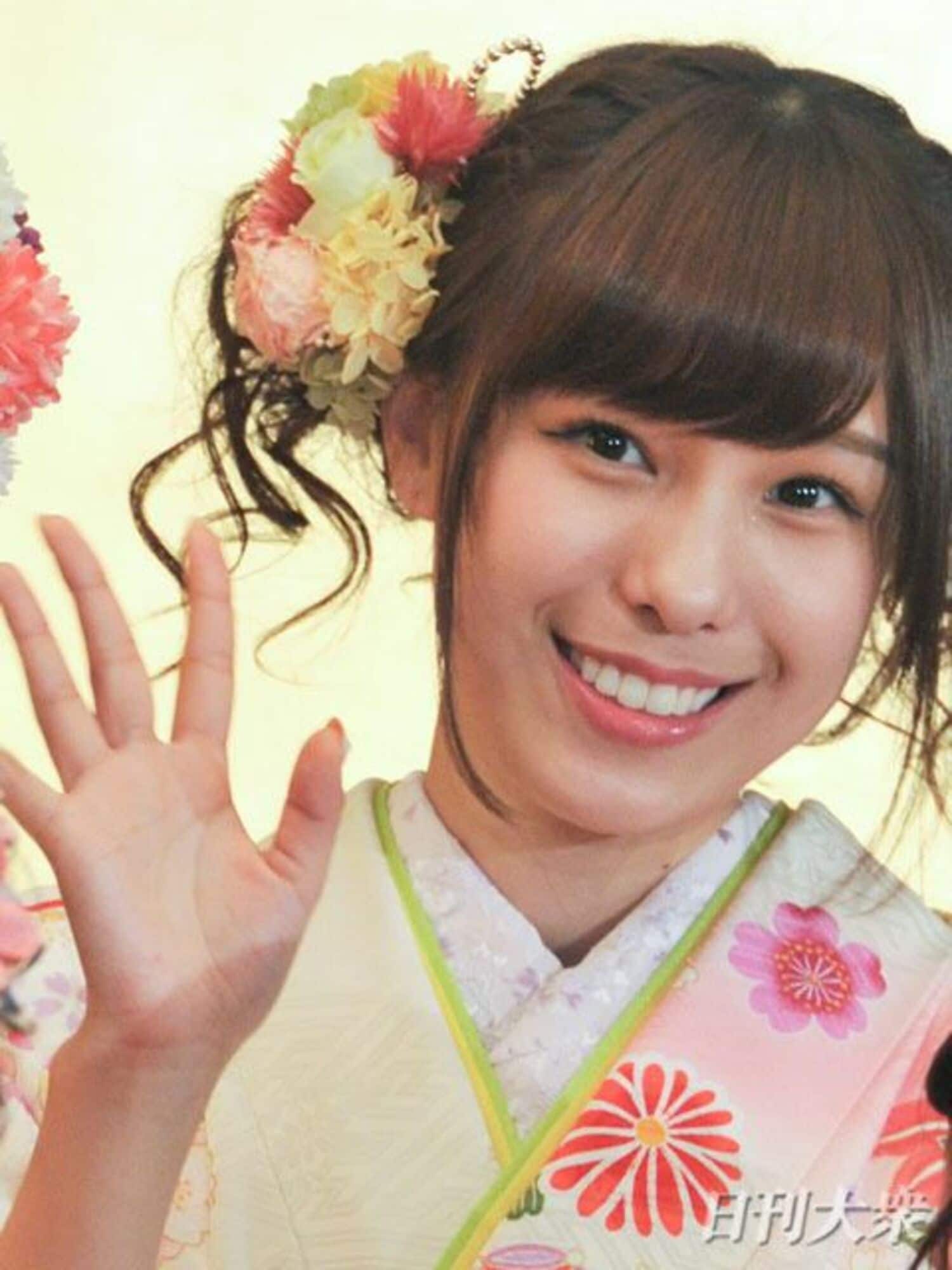 AKB48小嶋菜月の“バスト強調写真”に鈴木奈々がイエローカードの画像