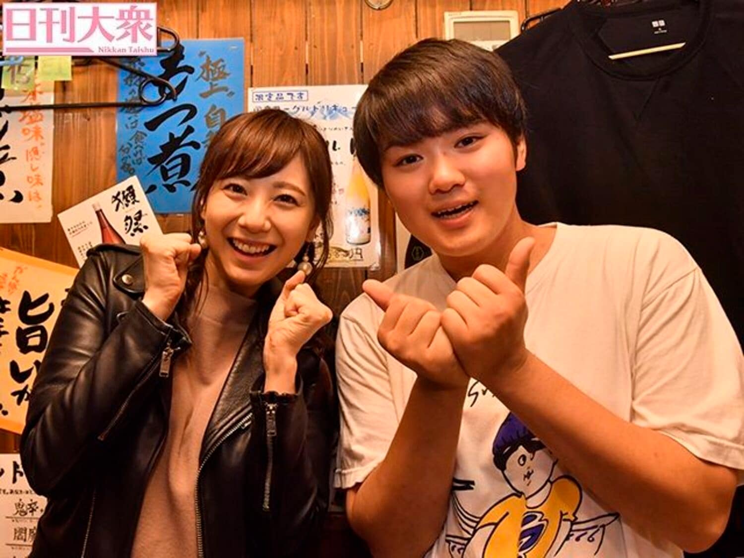 麻美ゆま（左）とラーメンユーチューバーSUSURU