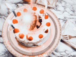 GENKING「4年目」“恋人と2ショット”のバースデーケーキを公開