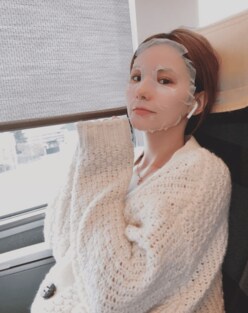 ダレノガレ明美、“電車内でパック”に物議「公共の場でそんな...」「恥ずかしい」
