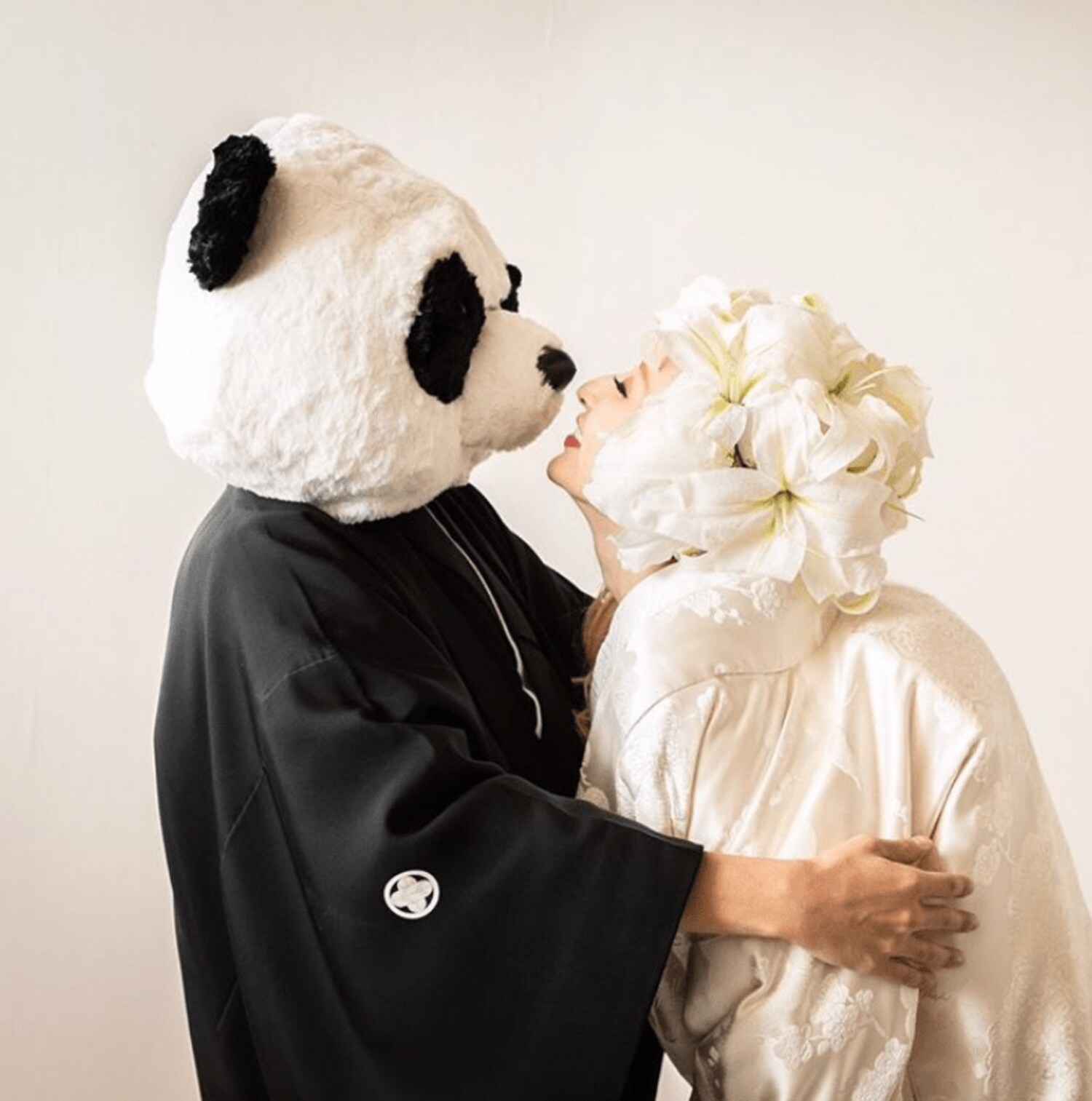 加藤紗里、‟結婚相手”を初公開！白無垢＆ウエディングドレス姿で「愛より金」の画像
