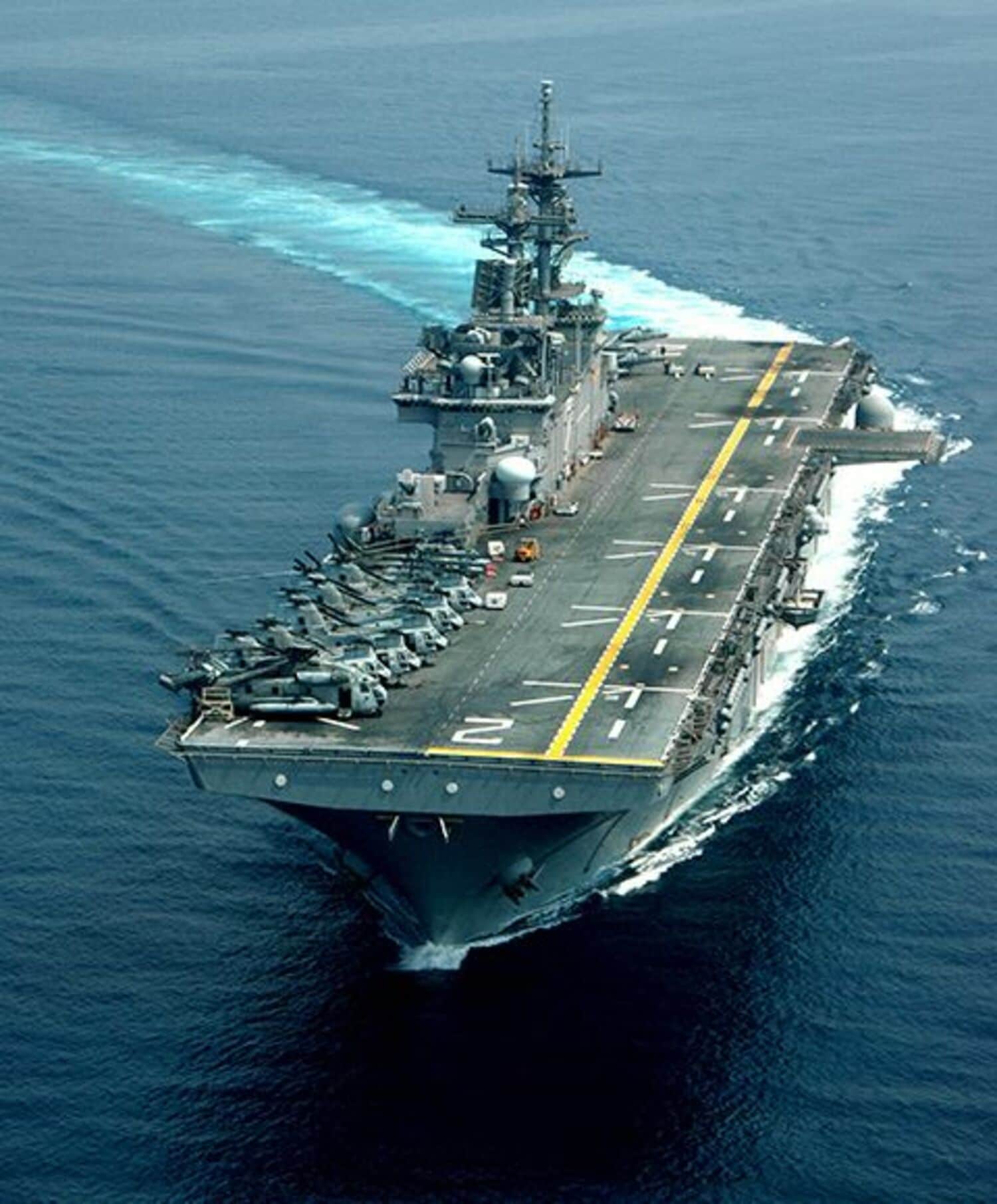 地球連邦軍・ホワイトベースVS米軍母艦、もし戦ったら勝つのはどっち？の画像